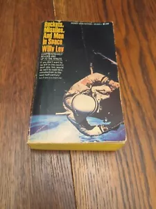 Vintage 1969 Rockets, Missiles, And Men In Space by Willy Ley 1st Print Signet - Imagen 1 de 4