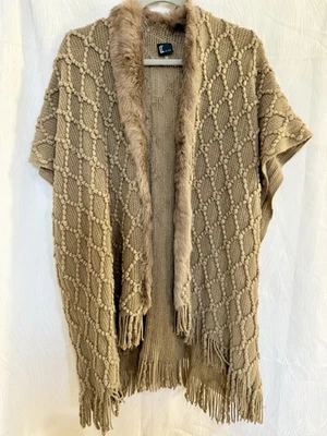 Chaleco cárdigan tejido con ribete de piel de conejo Love Token O/S flecos camel boho de lujo Foto 1 de 4