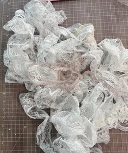 LOTE A GRANEL VINTAGE NEUTRO ENCAJE RIBETE COSTURA ARTESANÍA FRAGMENTO ROLLO ROPA MUÑECA - Imagen 1 de 7