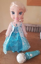 muñeca elsa con microfono