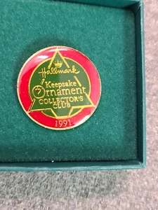 Hallmark 1991 adorno de coleccionista club de coleccionista tono dorado pin IOB de 1"" con caja - Imagen 1 de 2
