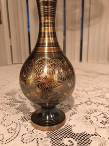 Gold und Schwarz Messing Vasen mit Blumenmuster (2er Set und Made in India) - Bild 1 von 4