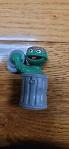 Figura de colección Sesame Street OSCAR THE GROUCH PVC 2,5" Tara Toy 1982 (JF42 - Imagen 1 de 2