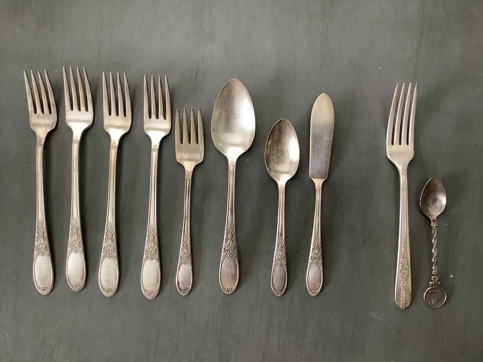 1934~WM Rogers Burgundy-Champagne Silver Plate Flatware(Lot of 8)PLUS MORE - Изображение 1 из 4