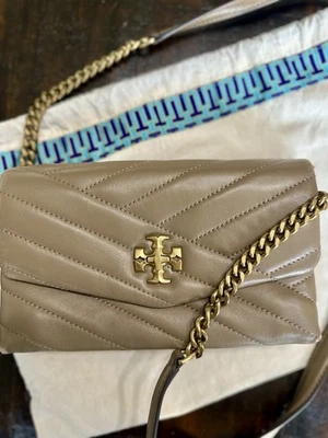Cartera encadenada Tory Burch Kira Chevron Foto 1 de 4