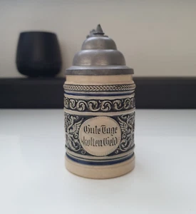 Bierkrug aus Steinzeug mit Zinndeckel 1/8 Liter - Gute Tage kosten Geld - Bild 1 von 9