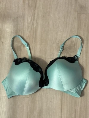 Sujetador Lane Bryant Cacique 42D ligeramente forrado con aros Foto 1 de 3