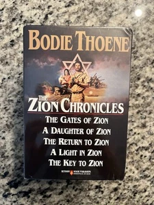 The Zion Chronicles Box Set books 1 - 5 by  Thoene 1988 Paperback - Foto 1 di 6
