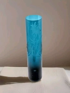 Etched Flower Turquoise Blue 8" Vase Art Glass MCM Vintage Boho Tropical Glam - Picture 1 of 10