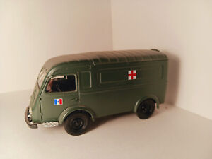 Véhicule miniature - Ambulance Renault - CORGI
