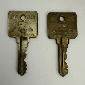 Lote De 2 Llaves Arco Lock De Colección YY3343 ~ A Rifkin Co 7 Wilkes Barre Appx 2-1/8" - Imagen 1 de 4