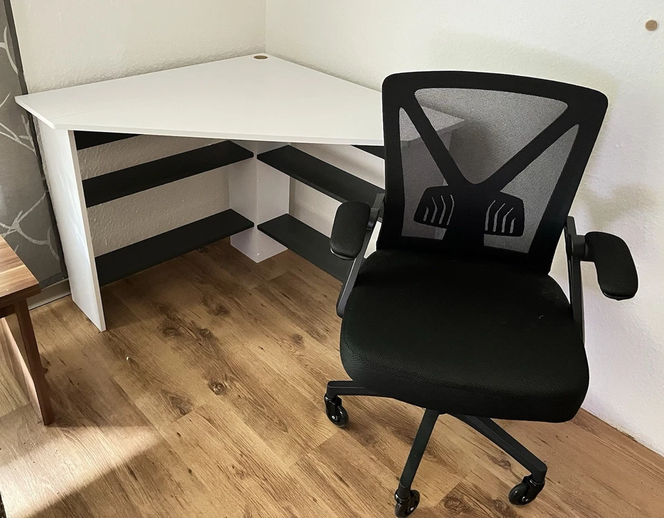 Eck Schreibtisch mit  Stuhl Schwarz Weiß - Bild 1 von 1