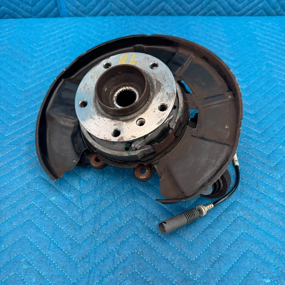 BMW 325i 2006-2011 nudillo trasero izquierdo con buje y sensor ABS OEM 6762857 99 k Foto 1 de 4