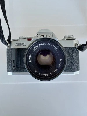 Cámara fotográfica Canon AV-1 SLR 35 mm con lente de 50 mm f/1,8 Foto 1 de 4