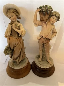 G. Armani Mädchen & Junge mit Korb aus Trauben Figur, 1982, signiert. Capodimonte - Bild 1 von 11