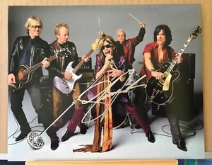 AUTOGRAPH PHOTO - STEVE TYLER (a) - 8 x 10 - Picture 1 of 1