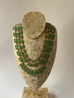 Collar llamativo de piedras de vidrio verde tono dorado de 3 hilos KATE SPADE Nueva York de colección Foto 1 de 4