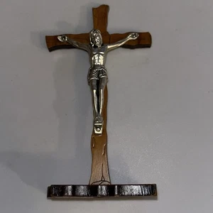 4 1/4" kleines Holz mit Messingkruzifix auf Holzsockel - Bild 1 von 3