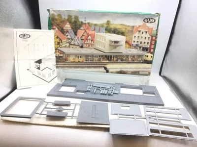 Heljan 1752 HO Gauge Railway Station Plastic Kit - Image 1 of 2