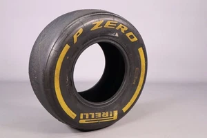 Formel 1 Reifen Pirelli P Zero gelb / yellow Soft 245/660-13 - Picture 1 of 5