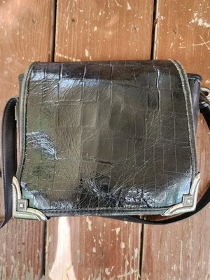 Cartera Bandolera Vintage Brighton Cuero Cocodrilo Repujado Negra, Acentos Plateados  Foto 1 de 4