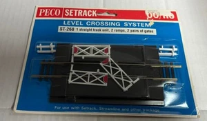 PECO ST-268 OO Spurweite gerade Bahnüberquerung mit 2 Rampen & 4 Toren brandneu in Verpackung - Bild 1 von 1