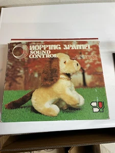 Vintage batteriebetriebener Hopping Spaniel Welpe Hund Spielzeug Box NEU Hongkong 1114-S - Bild 1 von 4