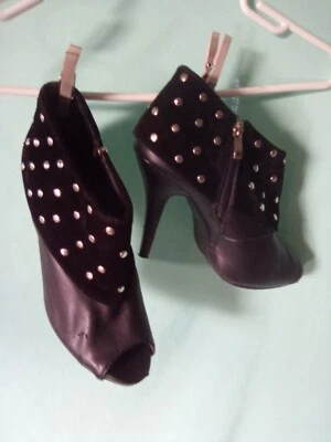 Zapatos de tacón alto, hasta el tobillo, negros y plateados, talla 9, pocos rasguños  Foto 1 de 3