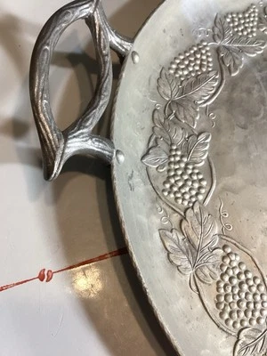 Bandeja para servir Mid Century moderna martillada de aluminio forjado Everlast 11,5” con mango Foto 1 de 4