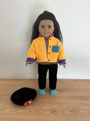 American Girl JLY 15 RARO Pelo Negro Ojos Marrones Primer Día Conjunto Usado en Excelente Condición Foto 1 de 4