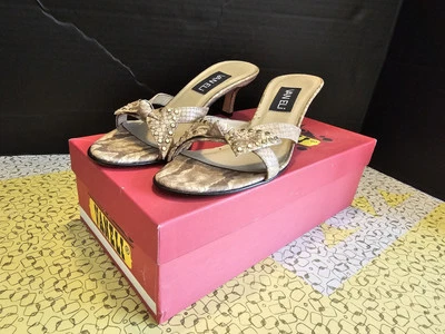 Tacones de gatito Vaneli piel de serpiente de colección Foto 1 de 4