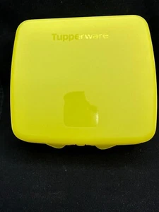 Tupperware Sandwich Keeper 5 in quadrato giallo a conchiglia #8203A-1 SPEDIZIONE GRATUITA!! - Foto 1 di 3