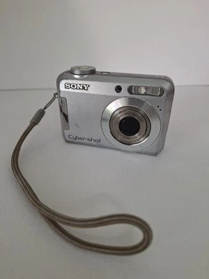 Sony Cyber-shot DSC-S650 Digital Camera  7.2 Megapixel / Silver (NOT WORKING ) - Image 1 of 4