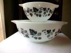 2 PYREX GOOSEBERRY CINDERELLA MIXING BOWLS #441 and #443 . BLACK & WHITE - Imagen 1 de 20