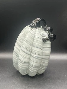 Mittelgroßer 9x5" Kunstglas Kürbis schwarz weiß grau Wirbel gelockter schwarzer Stiel - Bild 1 von 5
