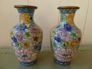 SMALL PAIR MATCHING ORIENTAL CLOISONNE VASES, FLORAL DESIGN 13.5cm HIGH - Picture 1 of 8