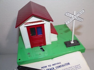 Lionel 145 Gateman Nice condition and clean with track trip and box, works - Image 1 of 4