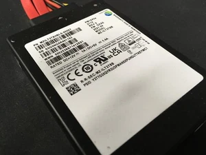 SAMSUNG 3.8TB 2.5" 12Gb/s SAS SSD MZILT3T8HBLS *512 FORMAT - Afbeelding 1 van 6