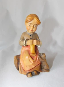 Figura de madera pintada tallada a mano vintage de niña Anri con gato de caja de música Reuge - Imagen 1 de 15