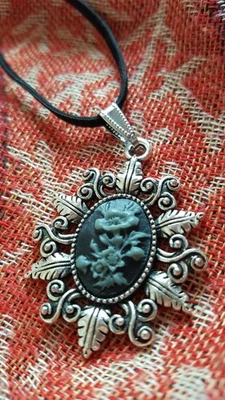 Ciondolo Oktoberfest sole argento con diversi cammei costume shabby gotico... - Immagine 1 di 2