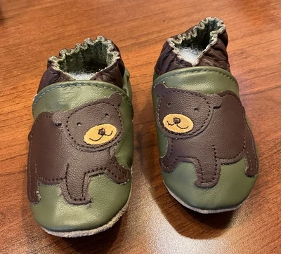 Robeez 软底男宝宝皮鞋 0-6 Mo 码绿色/棕色熊全新全新带盒 — 第 1/4 张图片