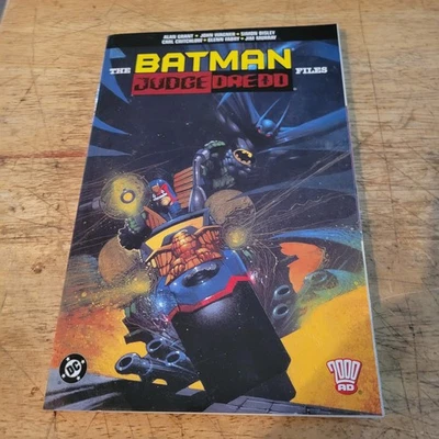 DC COMICS & 2000 AD OOP THE BATMAN JUDGE DREDD Archivos Coleccionados TPB Simon Bisley Foto 1 de 2