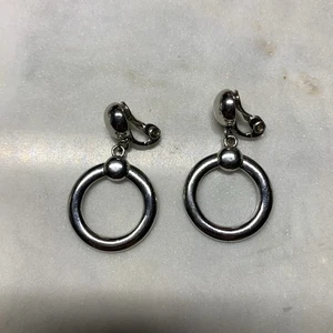 Pendientes colgantes circulares con clip Monet tono plata - Imagen 1 de 5