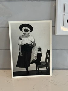 Vintage Schwarzweiß Foto Sexy Maskerade Frau fast gruselig irgendwie nicht sexy - Bild 1 von 3