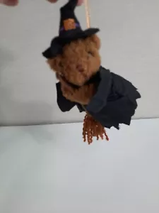 Russ Berrie Oso Bruja Halloween Colgante Adorno Disfraz Escoba 6" x 4" Peluche - Imagen 1 de 11