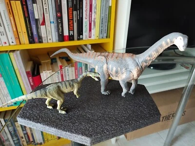 Safari 100309 CAMARASAURUS + Safari 305329 MASIAKASAURUS  * Dinosaur Figures * - Immagine 1 di 3