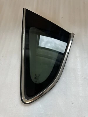 ОРИГИНАЛЬНОЕ ЗАДНЕЕ ПРАВОСТОРОННЕЕ ЧЕТВЕРТЬОКОННОЕ СТЕКЛО HYUNDAI SANTA FE SPORT 2013–2018 годов выпуска - Изображение 1 из 4