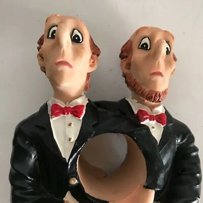 BUTLER Twins, portabotellas de vino, resina, lindo y divertido, ¡Añade/COLECCIONA! Foto 1 de 4