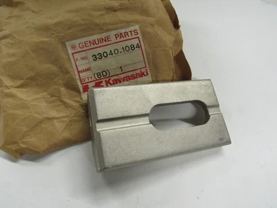 PLACA AJUSTADORA DE CADENA BASCULANTE KAWASAKI GENUINA KX 125 250 500 33040-1084 Foto 1 de 4