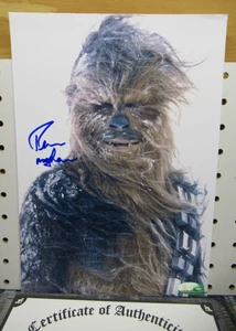 FOTO 8 X 11 FIRMATA STAR WARS CHEWBACCA PETER MAYHEW CON EROI E LEGGENDE COA - Foto 1 di 9